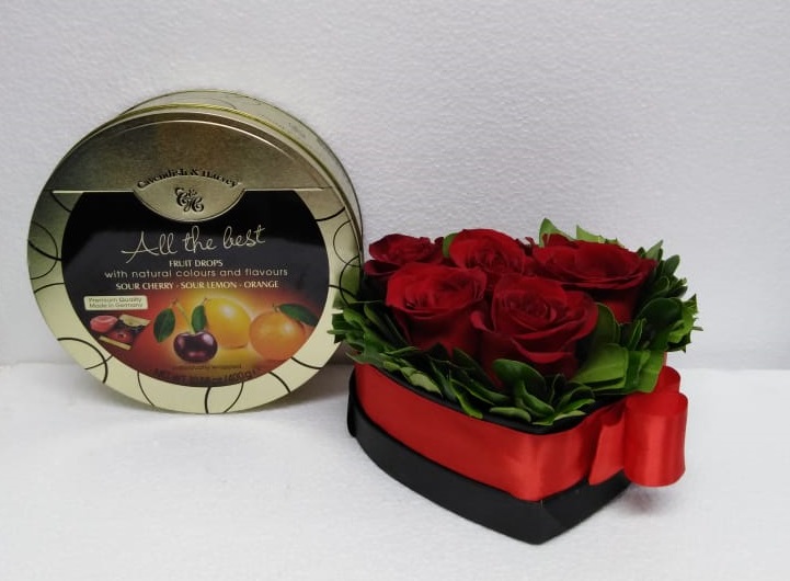 Caja corazn con 6 Rosas y Caja de Caramelos Mix de 175 Grs